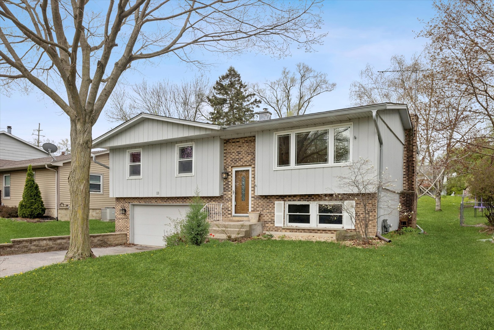 13 Hawthorne Road, Lake In The Hills, IL