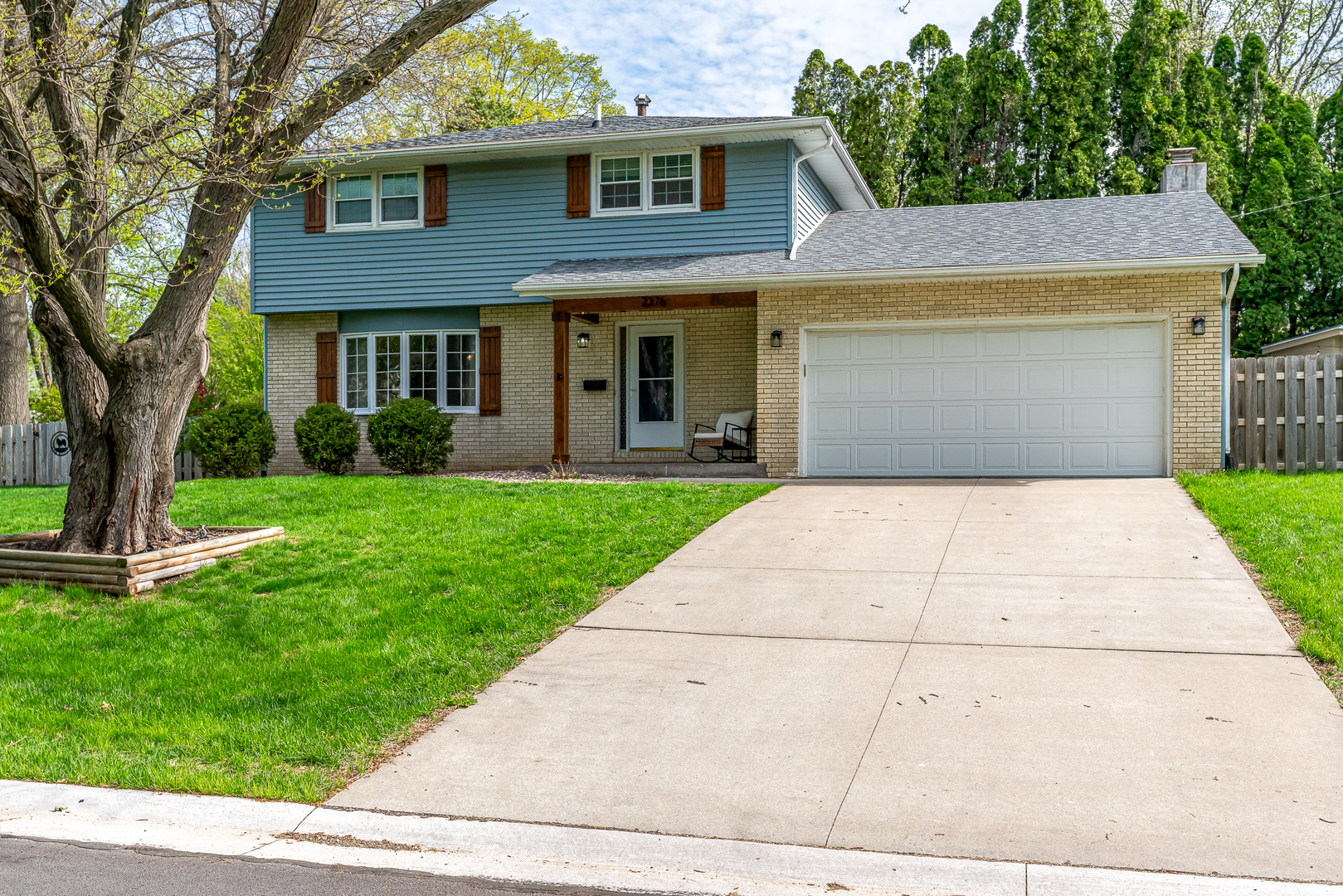 2376 Kingsway Drive, Bettendorf, IA