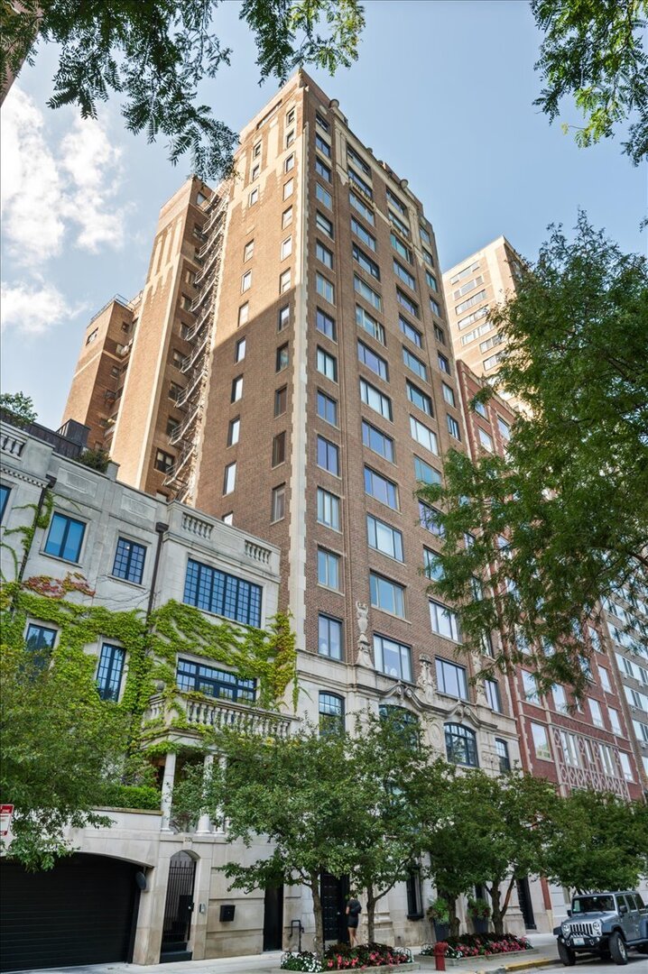 2130 N Lincoln Park West #9N, Chicago, IL