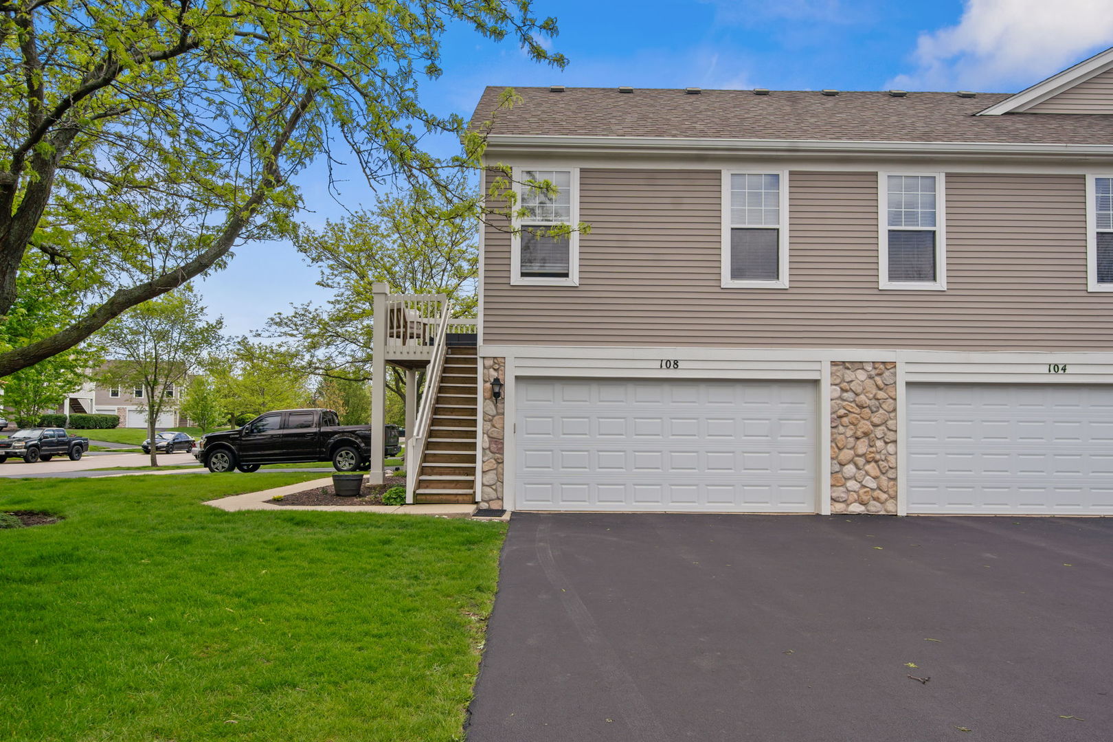 108 Schneider Court #108, North Aurora, IL