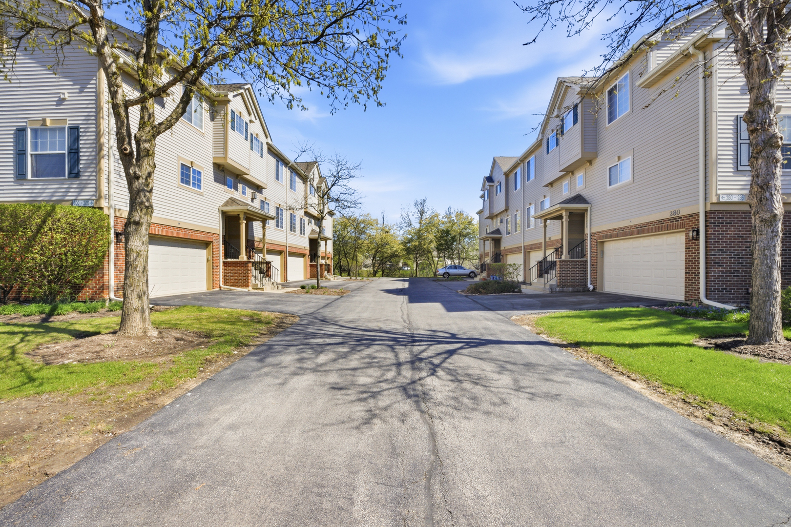 304 Monarch Drive, Streamwood, IL