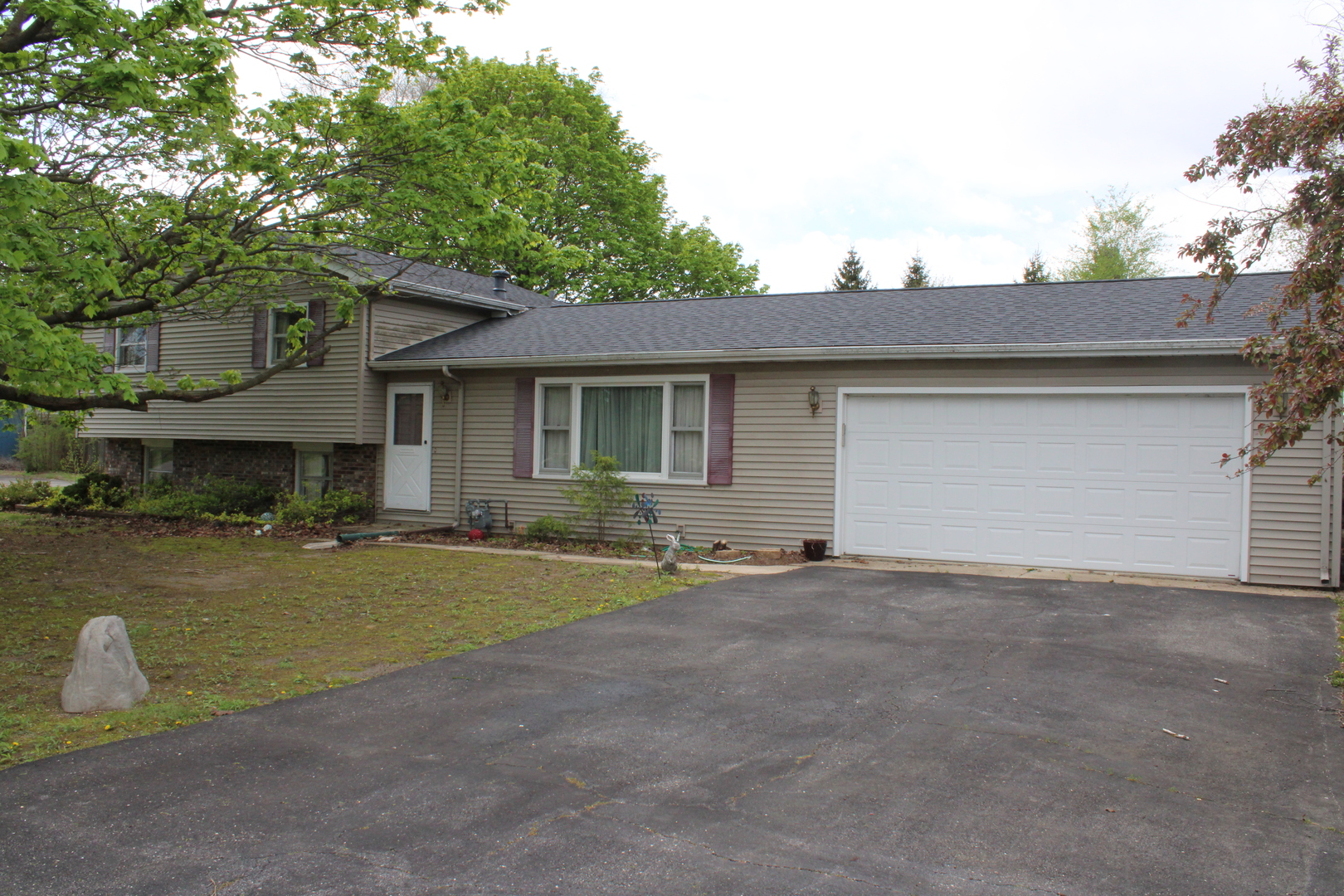 15 W Rickard Drive, Oswego, IL