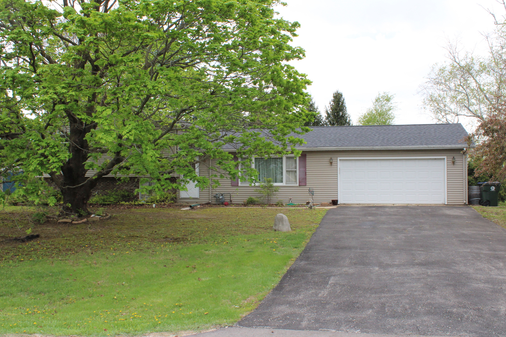 15 W Rickard Drive, Oswego, IL