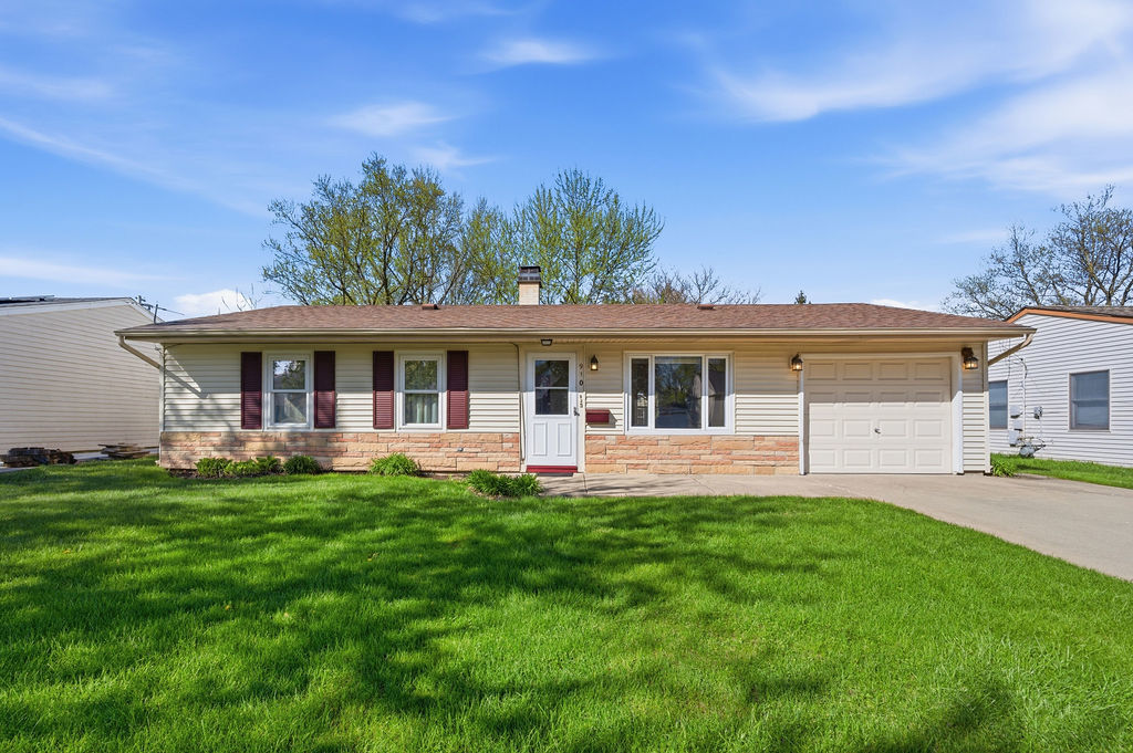 910 Meadow Lane, Streamwood, IL