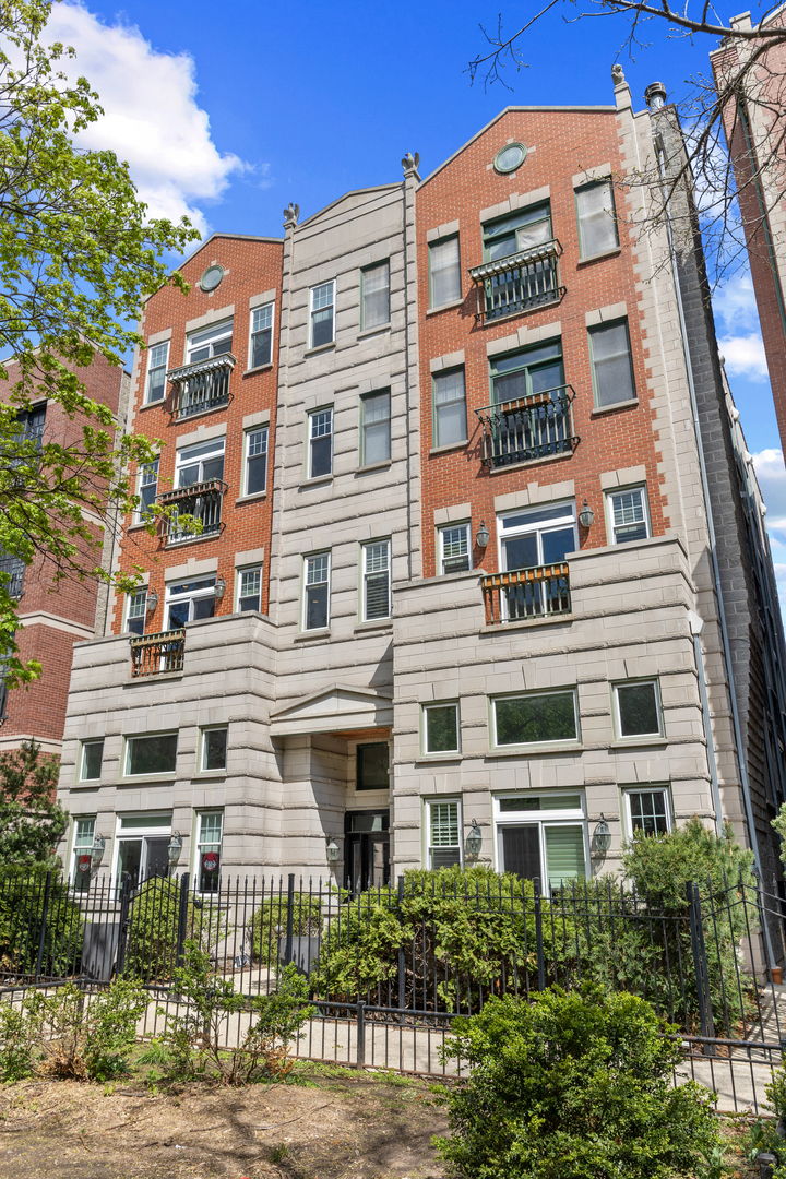 860 W Buckingham Place #2W, Chicago, IL
