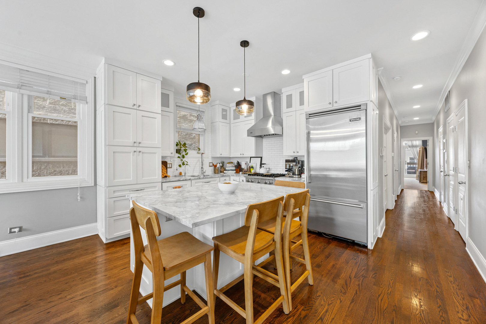 860 W Buckingham Place #2W, Chicago, IL