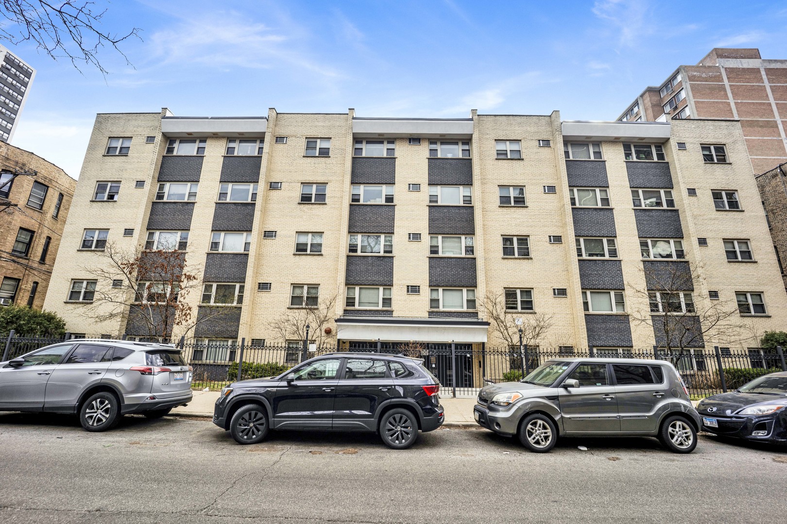 3161 N Cambridge Avenue #215, Chicago, IL
