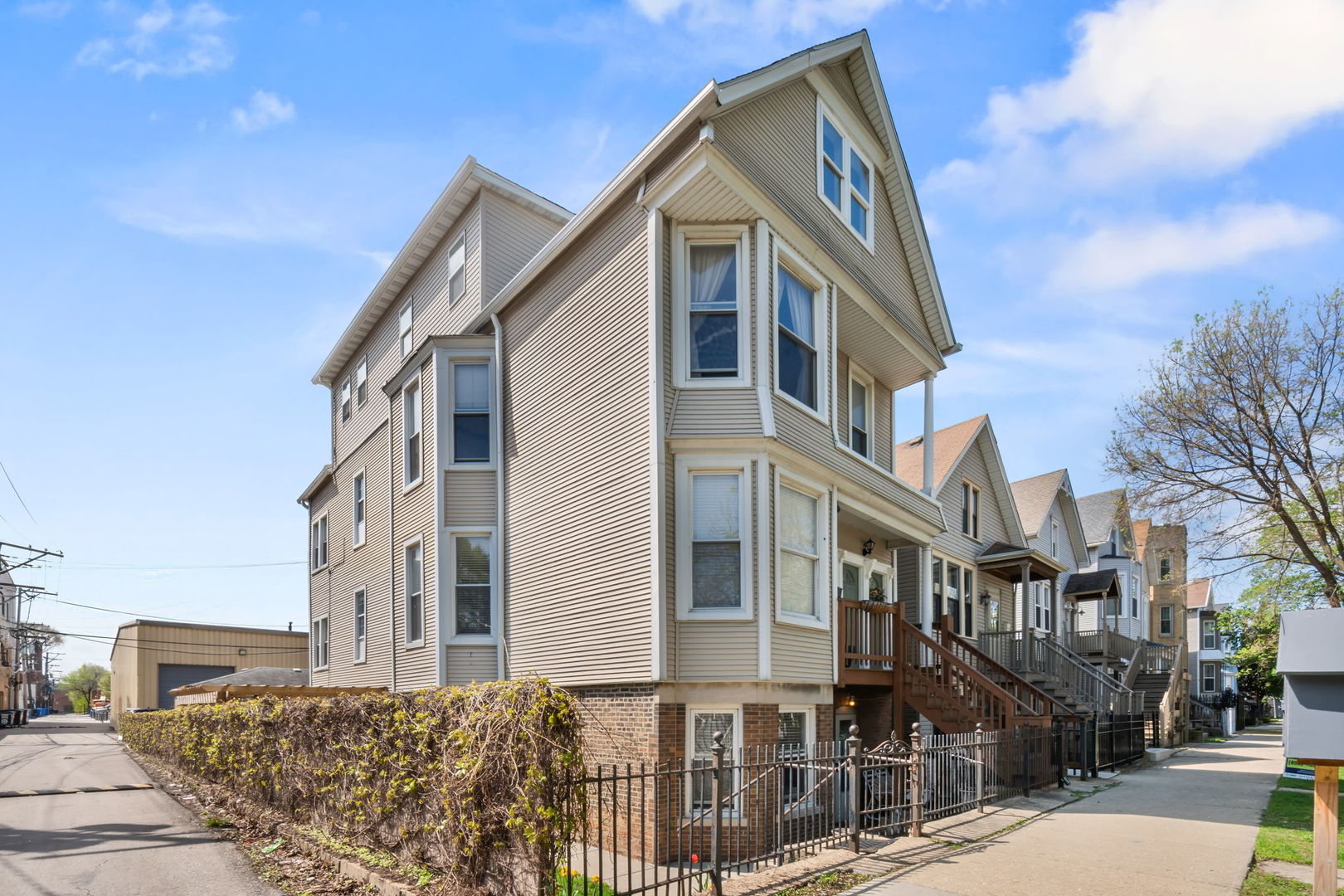 2317 W Barry Avenue, Chicago, IL