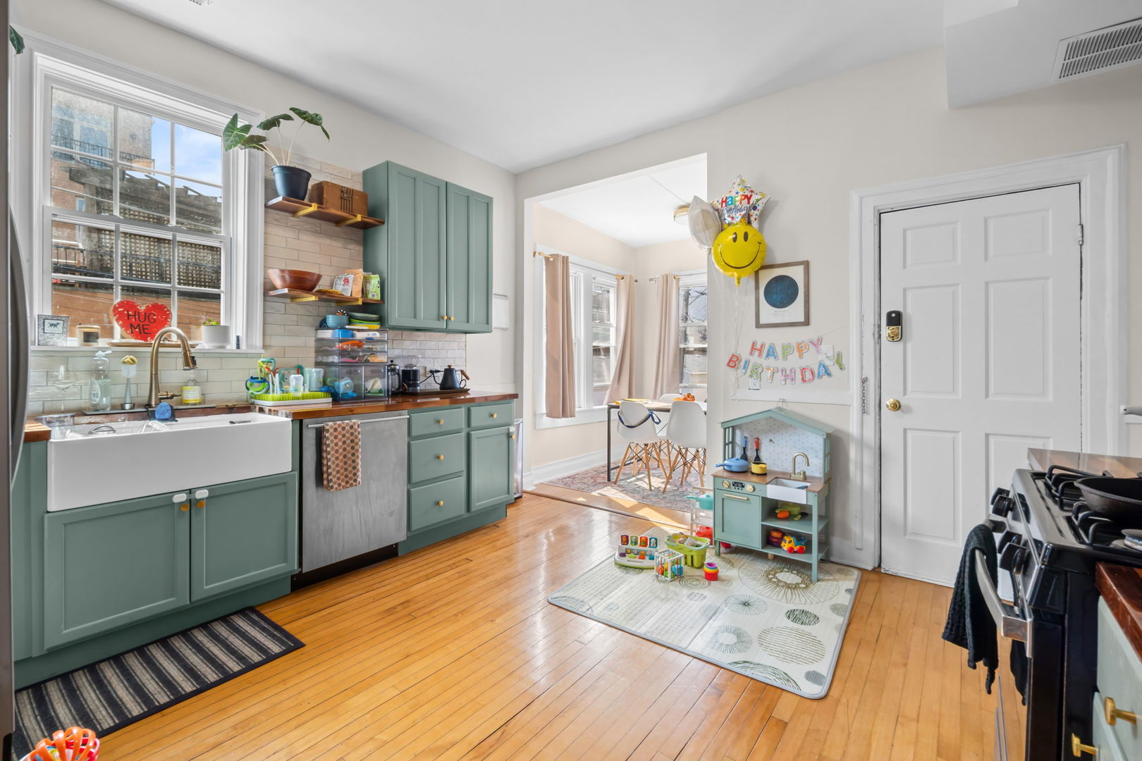 2317 W Barry Avenue, Chicago, IL