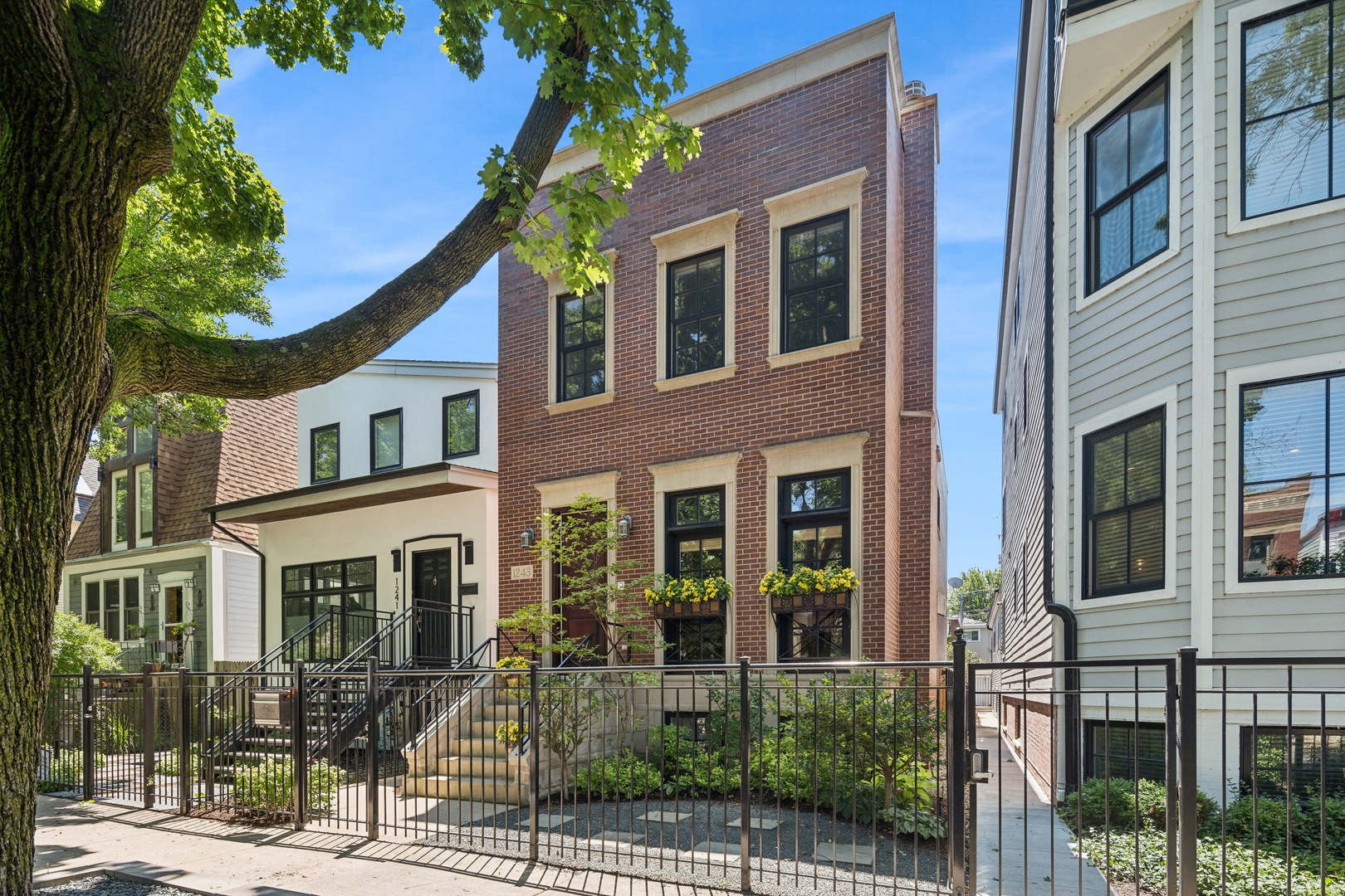 1243 W Nelson Street, Chicago, IL