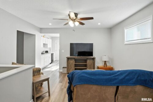 300 S 14TH Street, Le Claire, IA