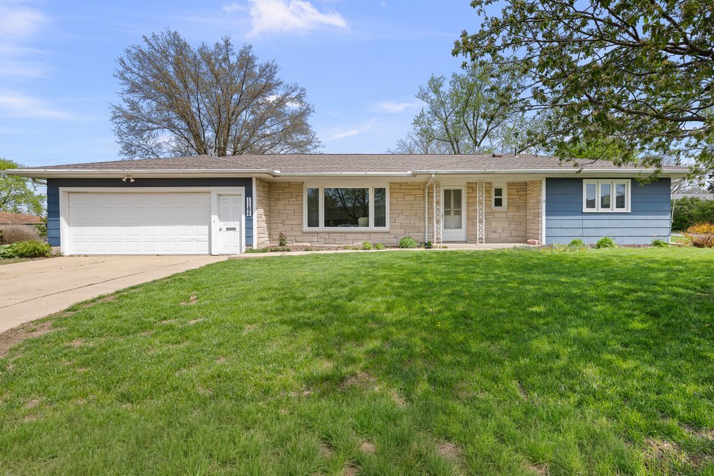 1104 3rd Street, Dewitt, IA