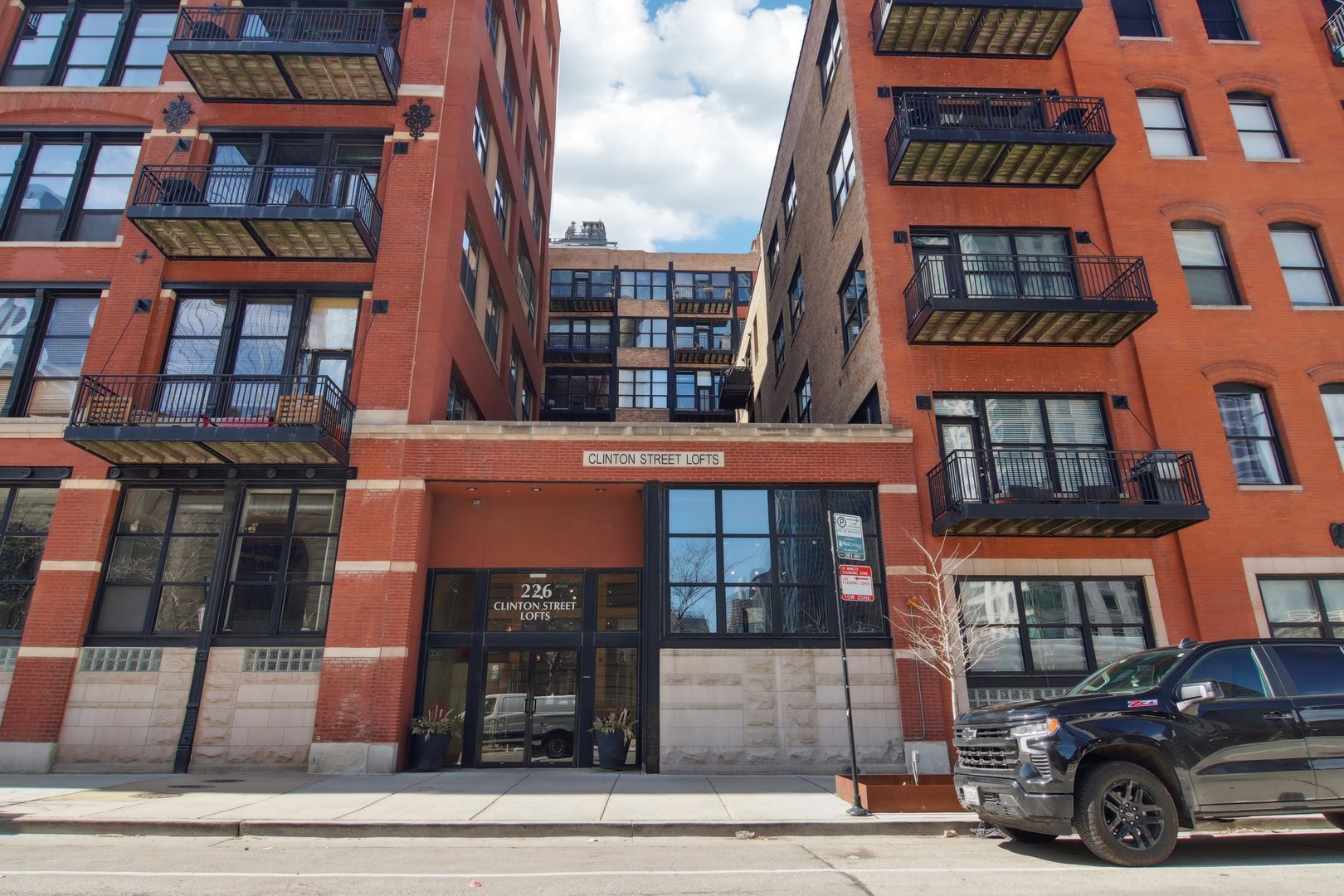 226 N Clinton Street #216, Chicago, IL