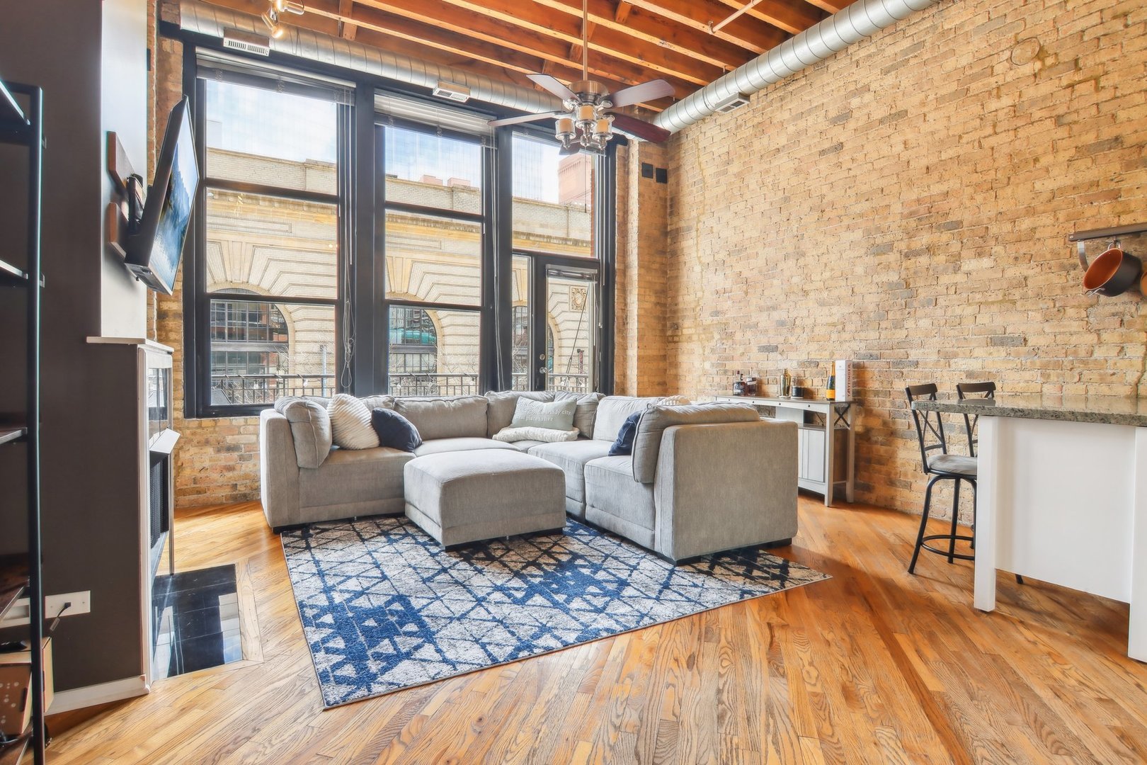 226 N Clinton Street #216, Chicago, IL