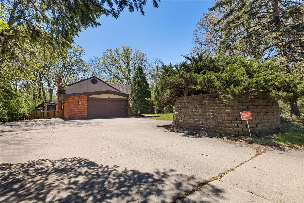 33 Half Day Road, Lincolnshire, IL