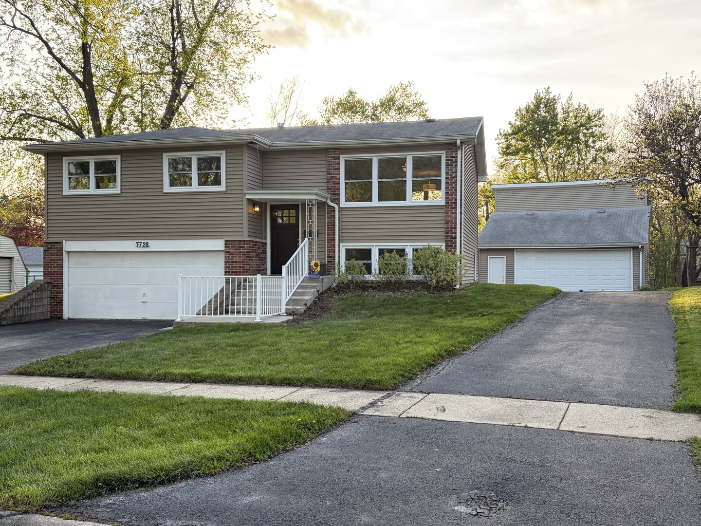 7728 Dalewood Parkway, Woodridge, IL