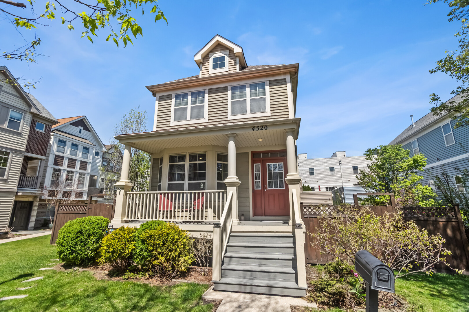 4520 W Larchmont Avenue, Chicago, IL