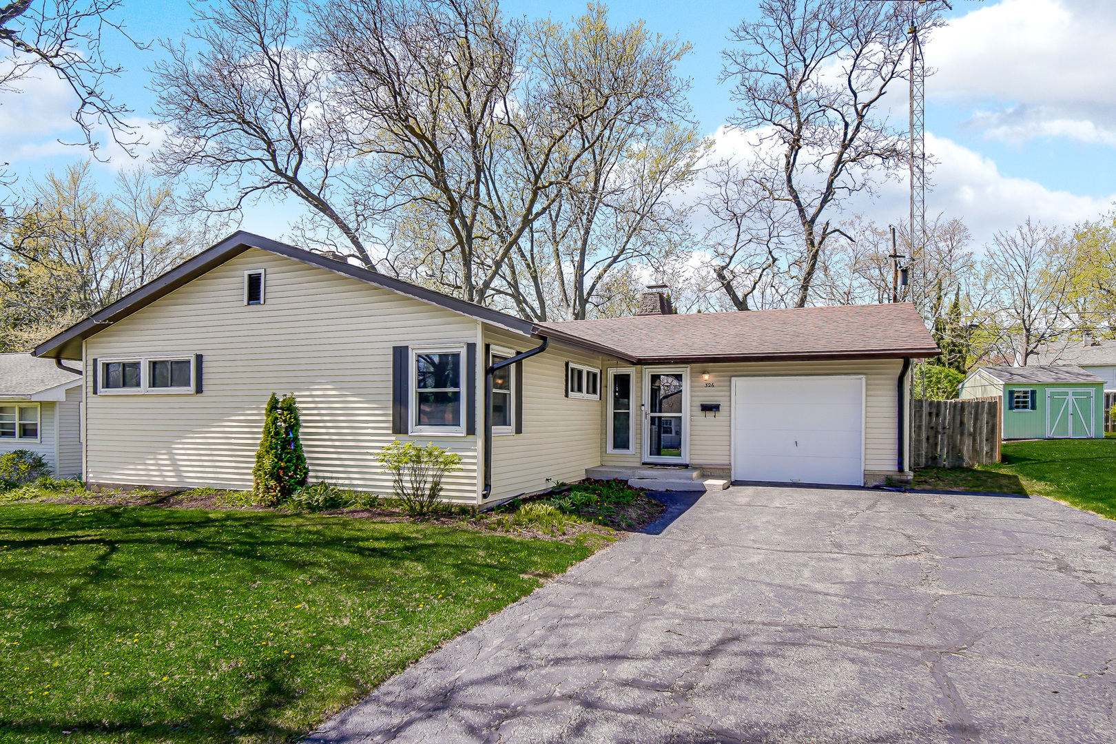 326 Delcy Drive, DeKalb, IL