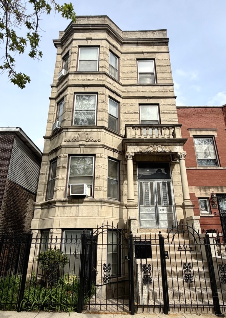 927 S Claremont Avenue, Chicago, IL