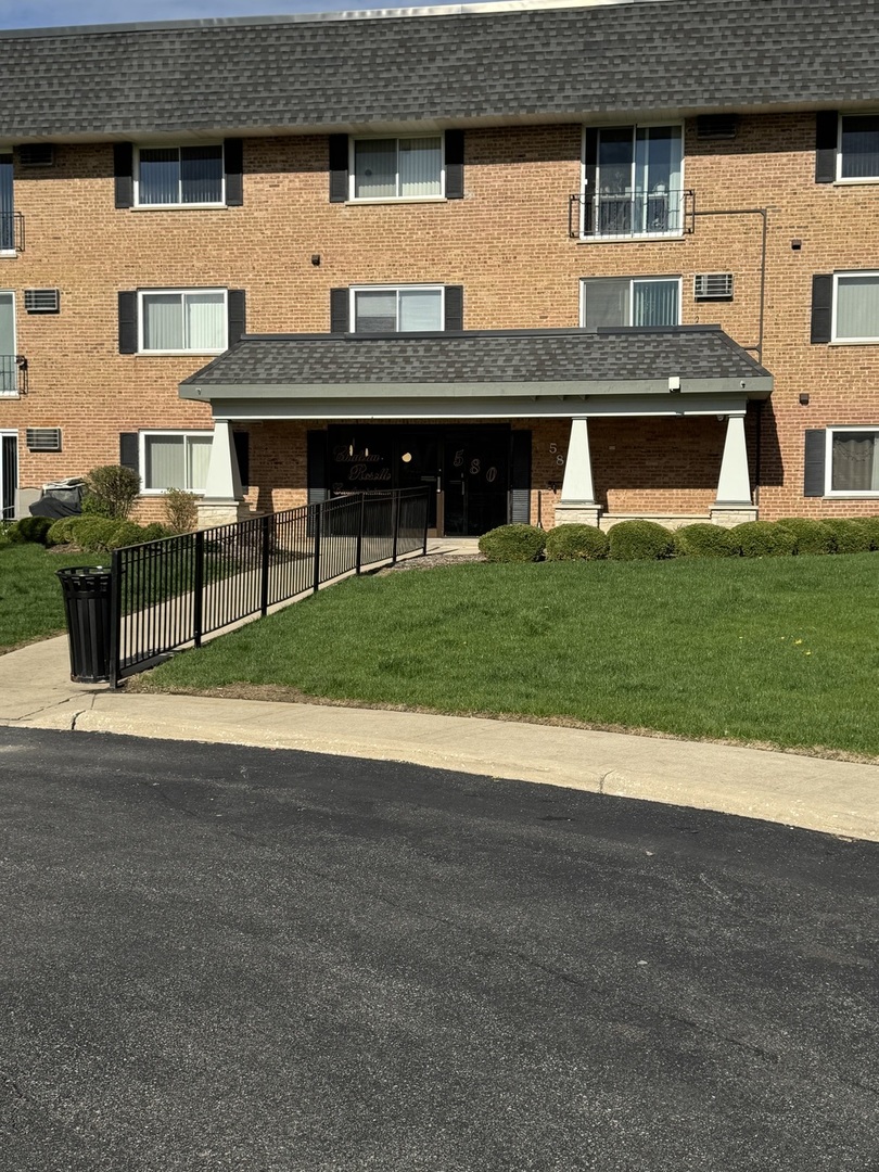 580 Lawrence Avenue #113, Roselle, IL