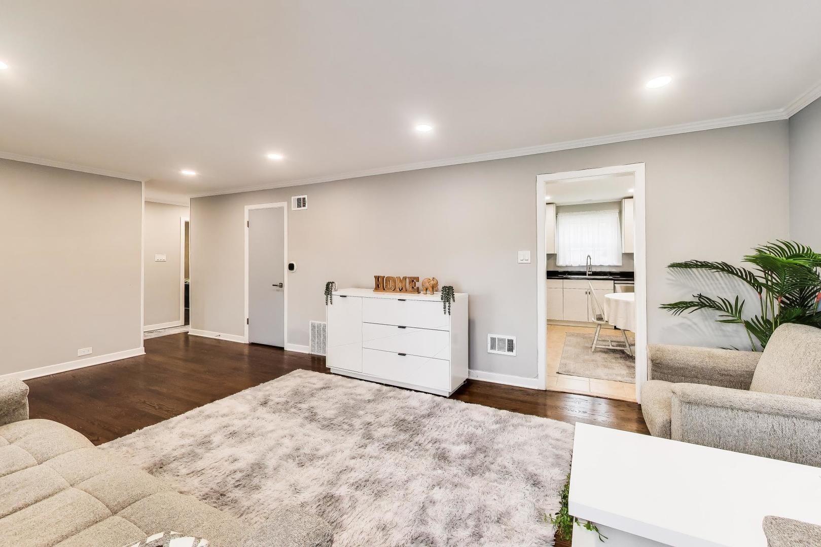 9529 Monroe Avenue, Brookfield, IL