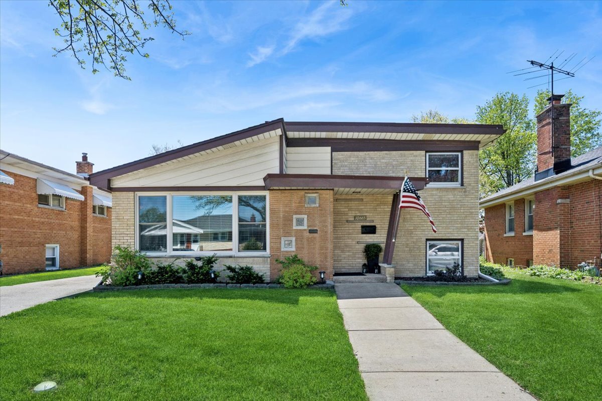 10665 Preston Street, Westchester, IL