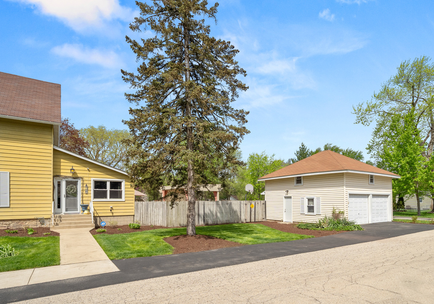 155 Maple Street, Sugar Grove, IL