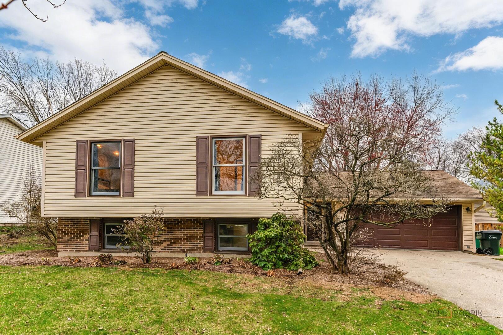 125 S Deerpath Drive, Vernon Hills, IL