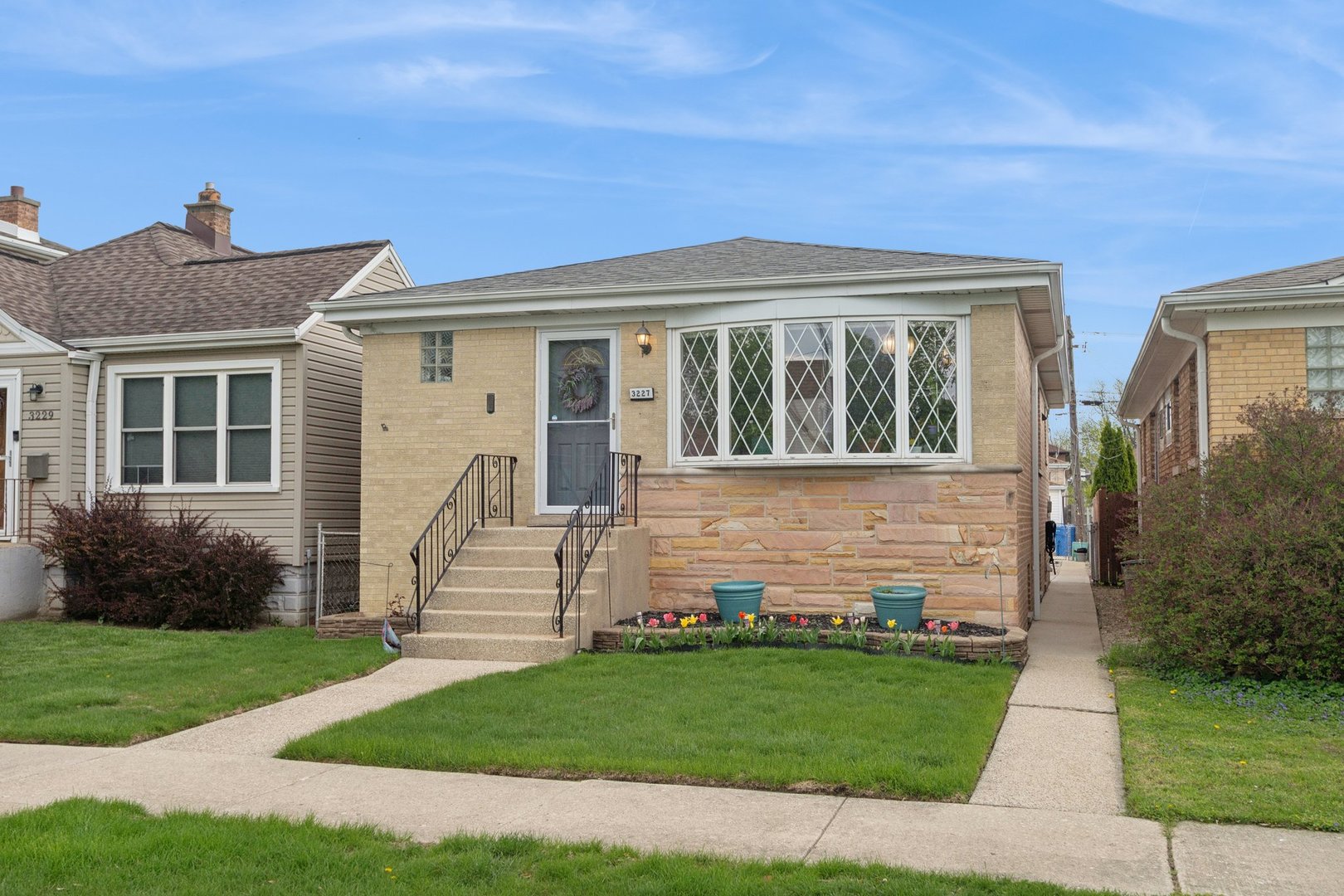 3227 N Pioneer Avenue, Chicago, IL