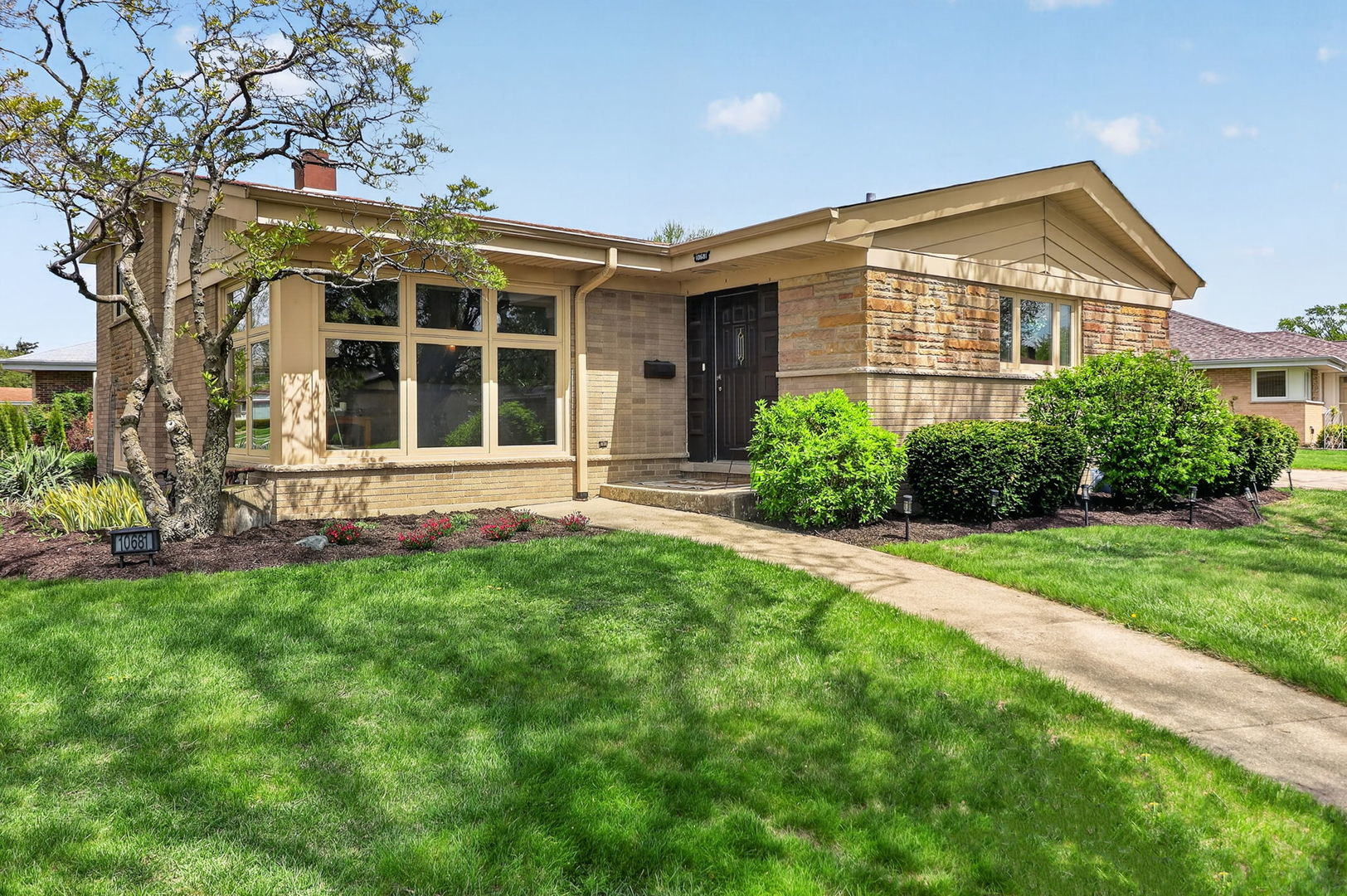 10681 Newbury Street, Westchester, IL