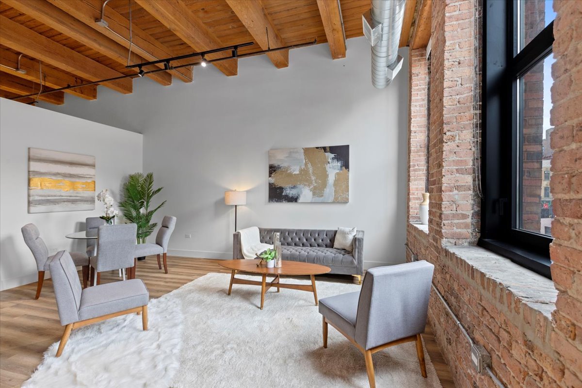 153 W Ohio Street #202, Chicago, IL