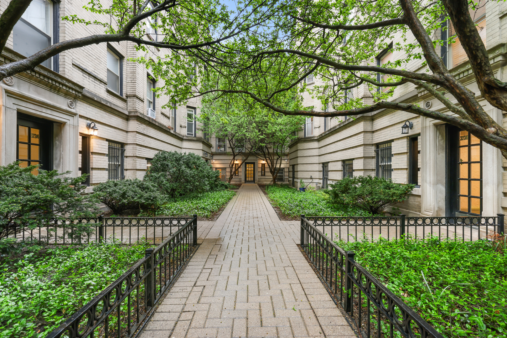 2730 N Pine Grove Avenue #1N, Chicago, IL