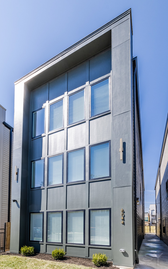 6044 S Eberhart Avenue, Chicago, IL