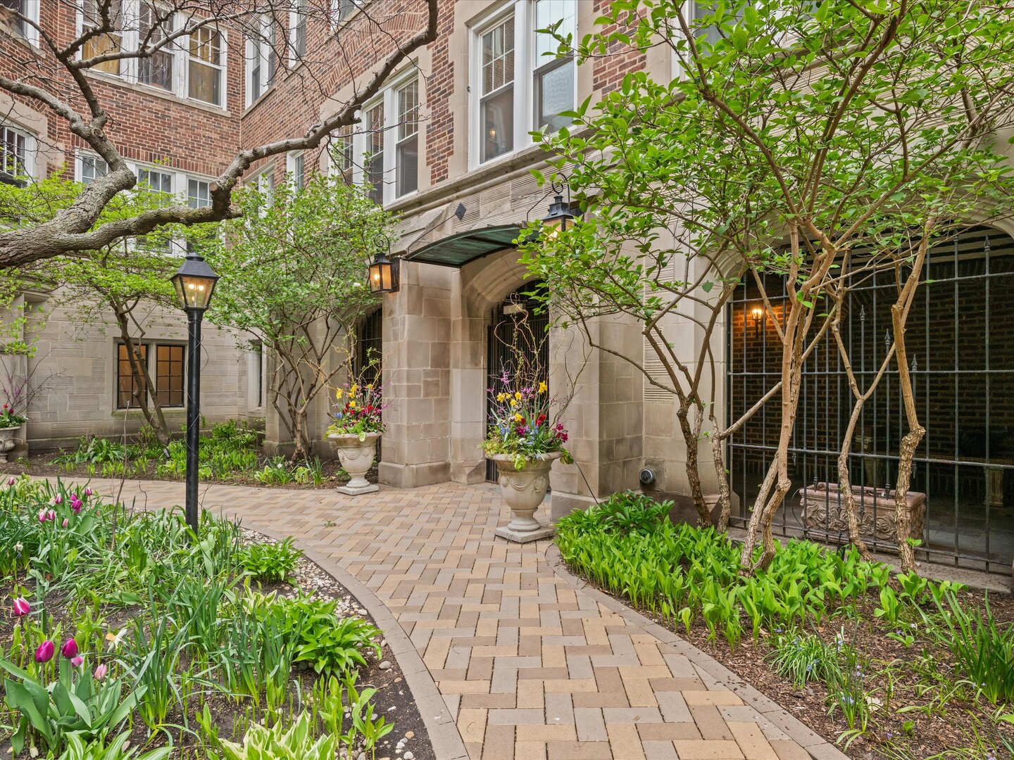 6334 N Sheridan Road #3F, Chicago, IL
