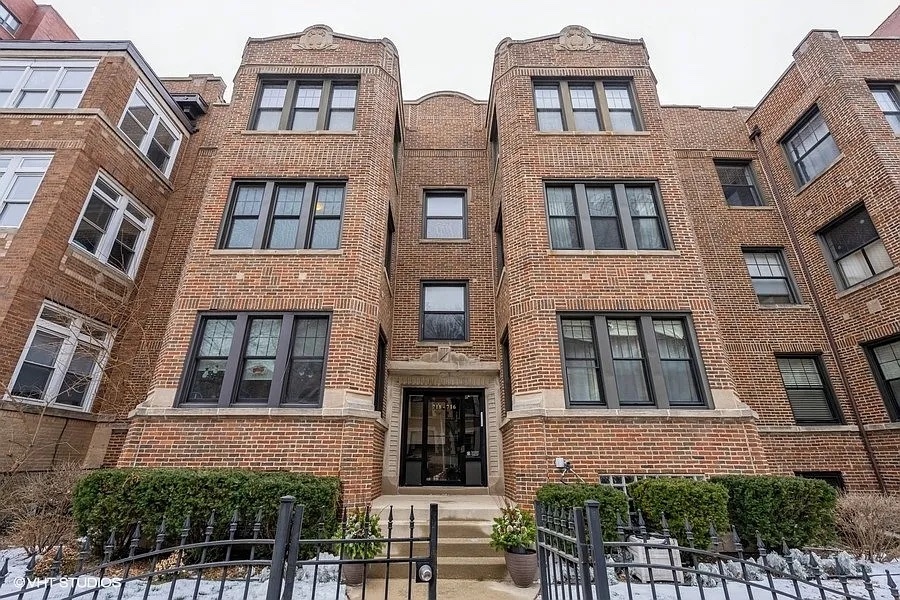 718 W BITTERSWEET Place #2, Chicago, IL