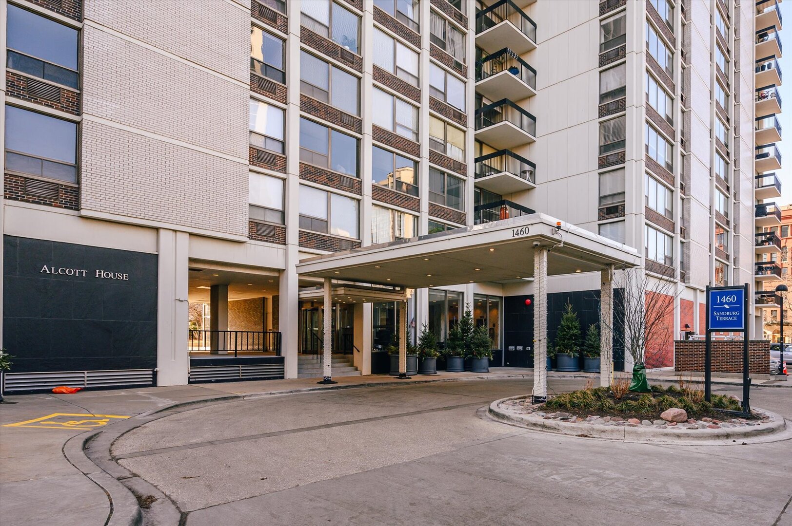 1460 N Sandburg Terrace #1801, Chicago, IL