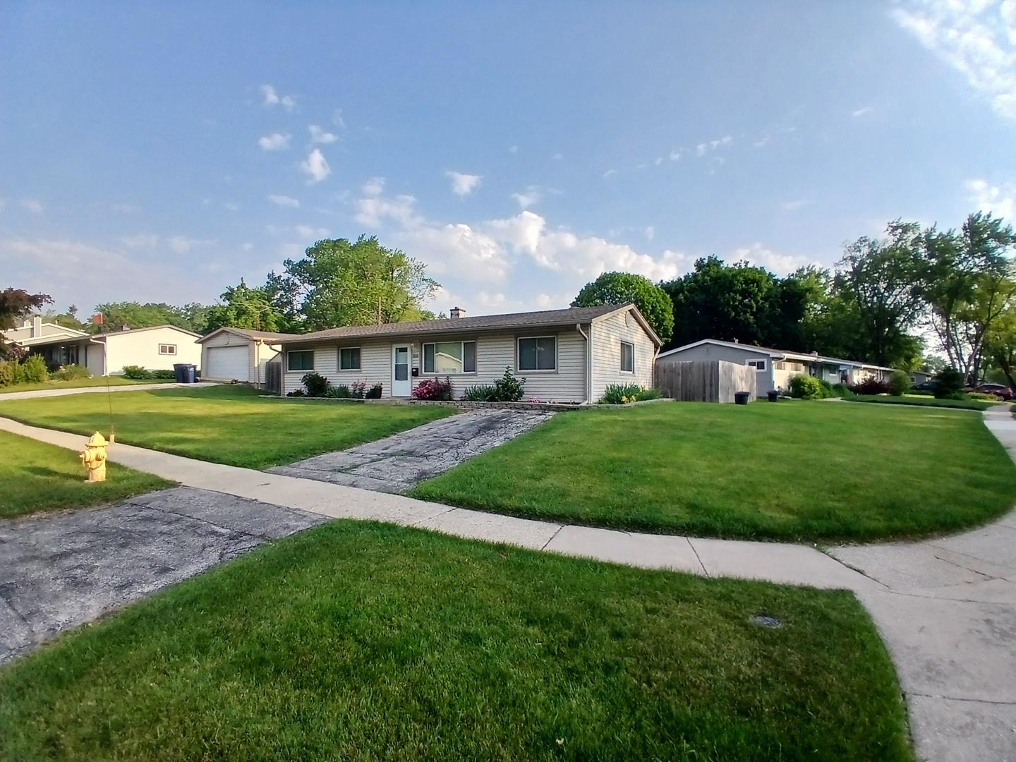 18468 W Meadow Lane, Gurnee, IL