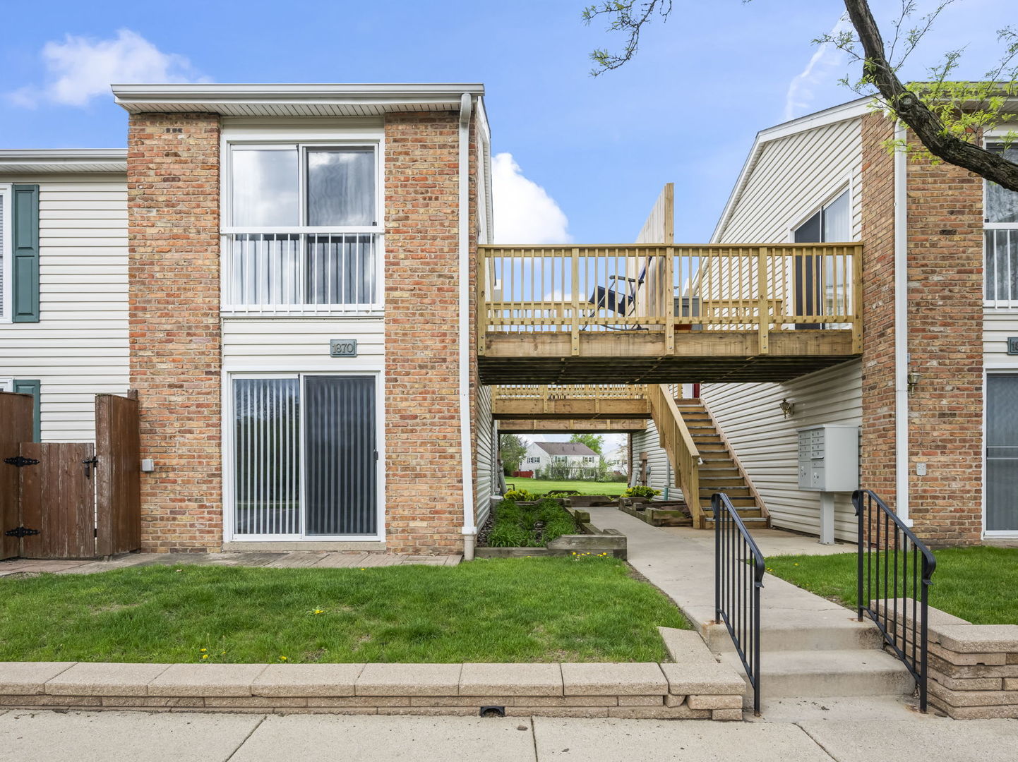 1870 HUNTINGTON Boulevard #A, Hoffman Estates, IL