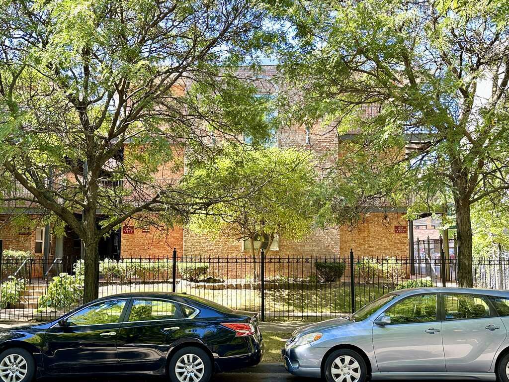 4616 N Beacon Street #1F, Chicago, IL