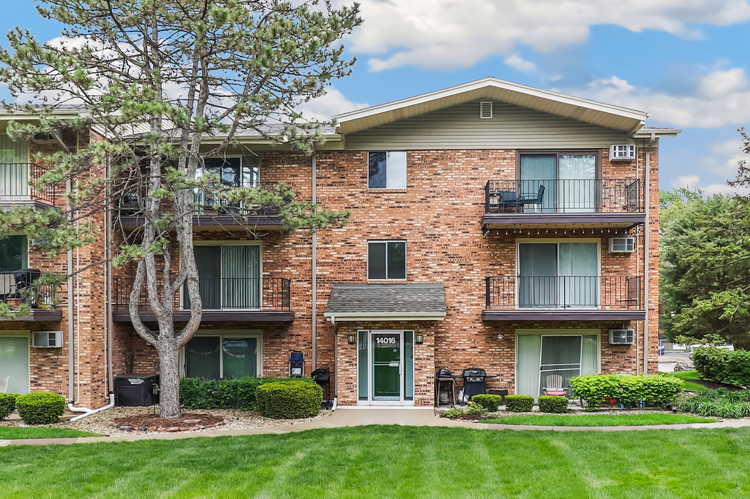 14016 Waterbury Drive #1404, Crestwood, IL