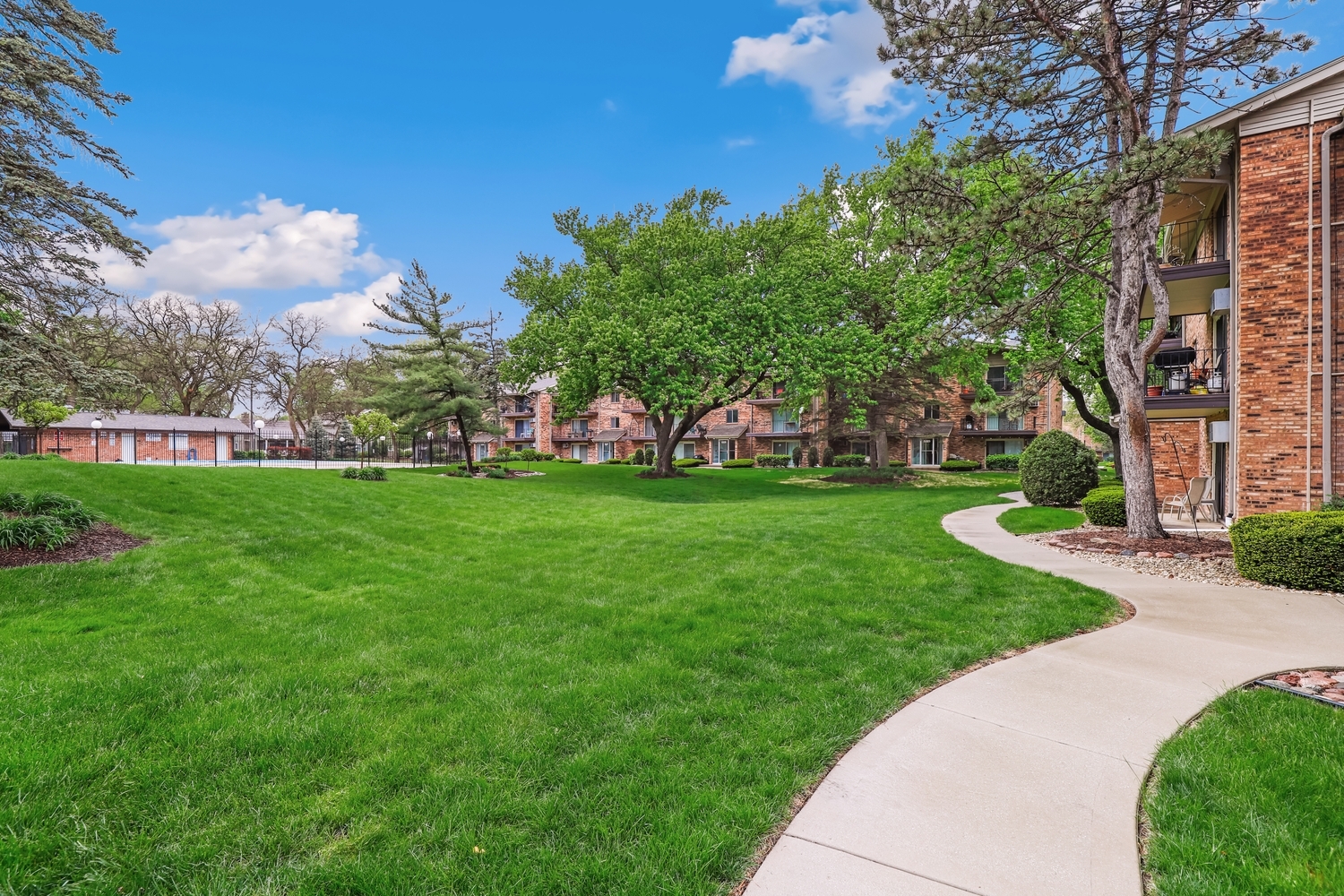 14016 Waterbury Drive #1404, Crestwood, IL