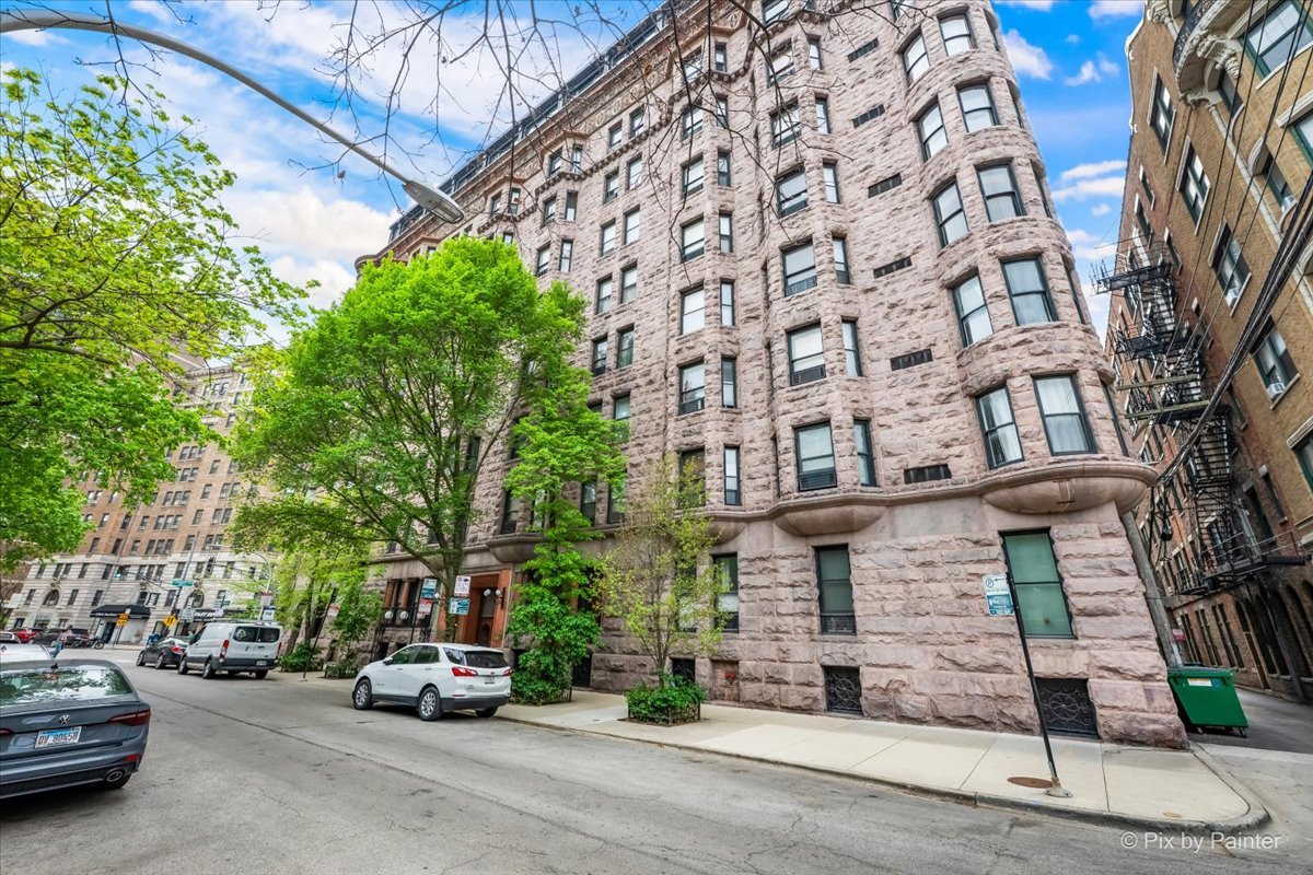 2800 N Pine Grove Avenue #4G, Chicago, IL