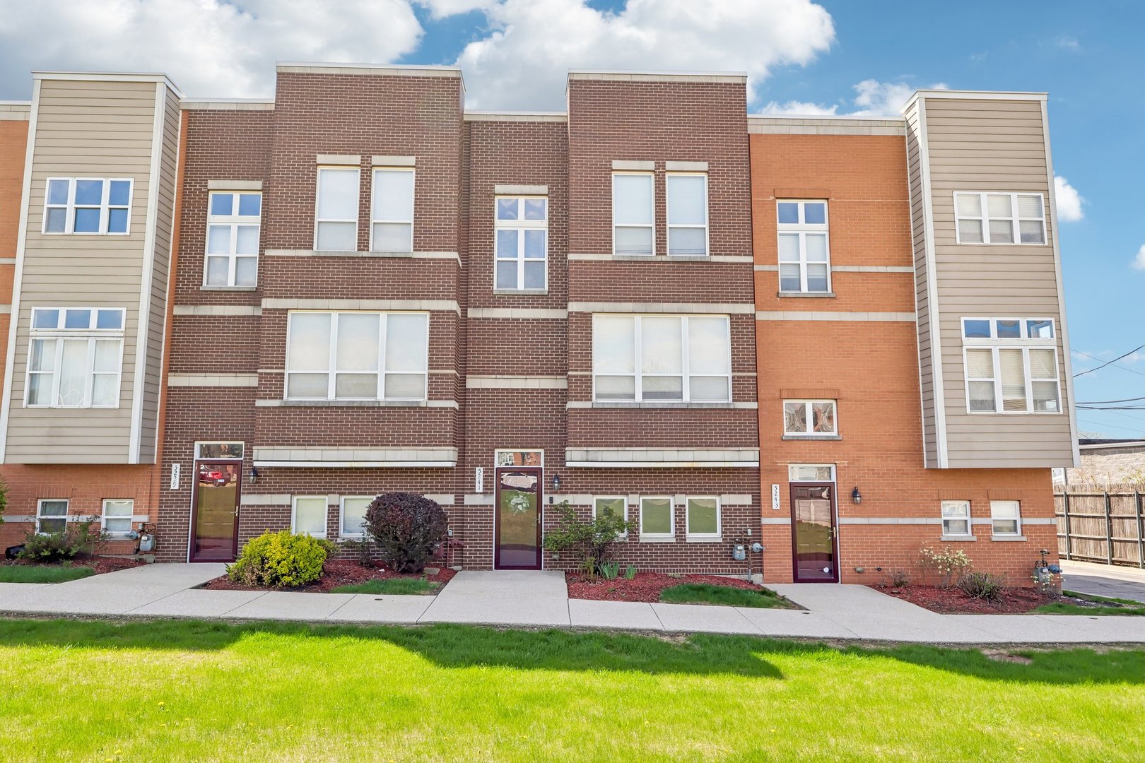 5241 W Galewood Avenue, Chicago, IL