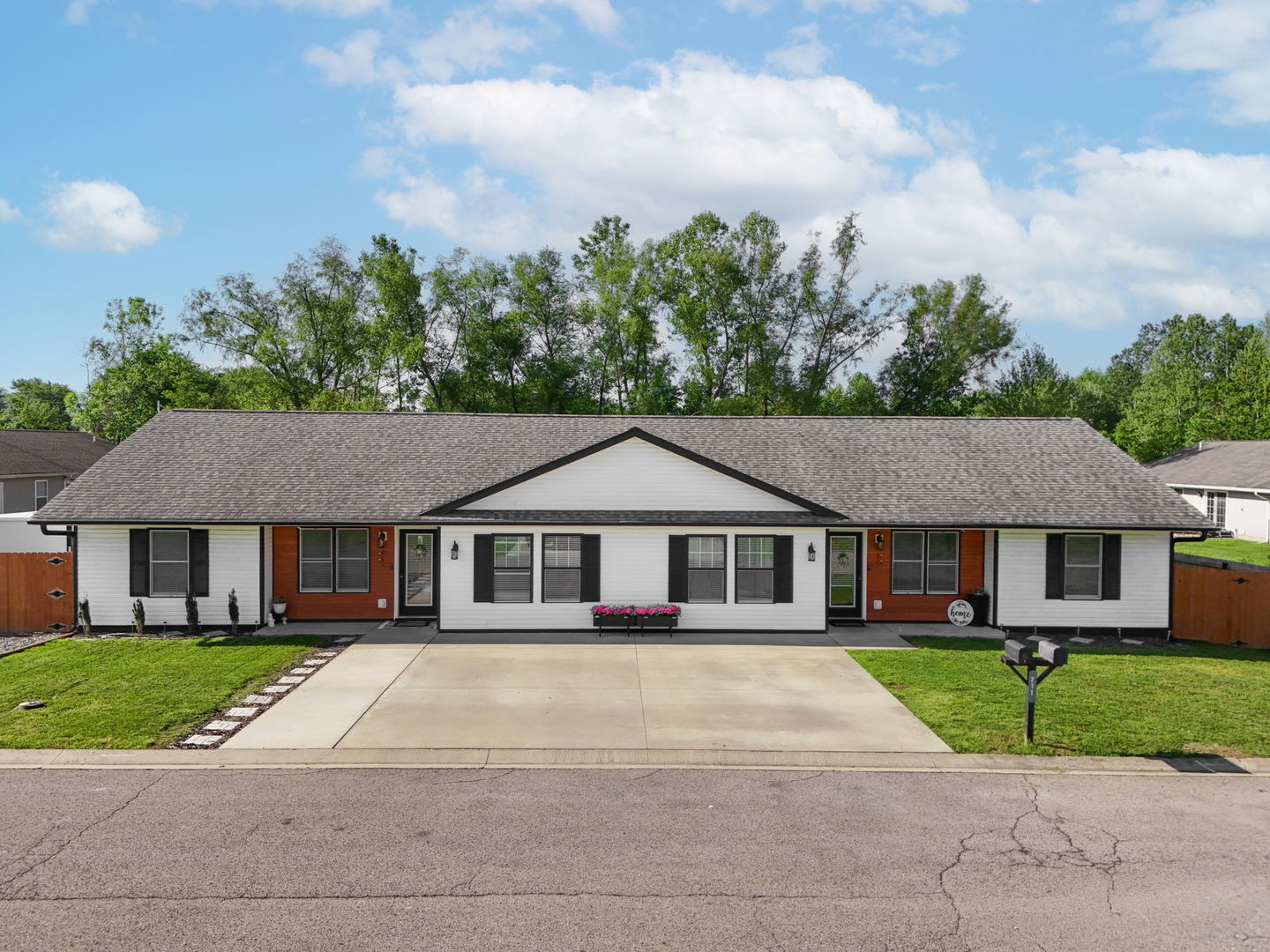 211 Wild Rose Lane, Marion, IL