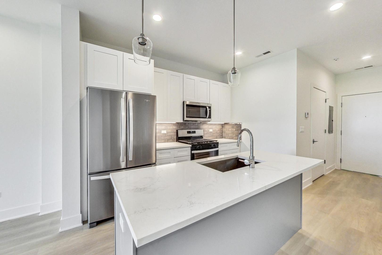 3355 N Southport Avenue #2F, Chicago, IL