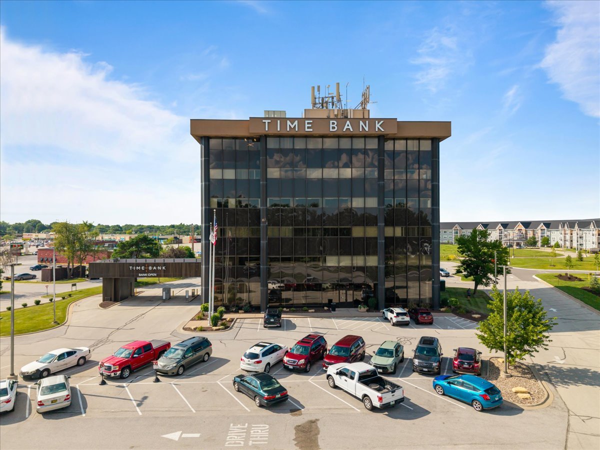 2550 MIDDLE Road #506, Bettendorf, IA