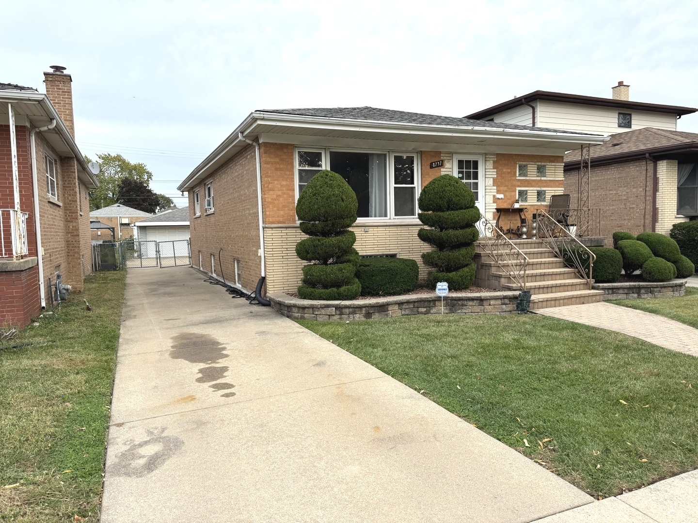 8737 S Richmond Avenue, Evergreen Park, IL