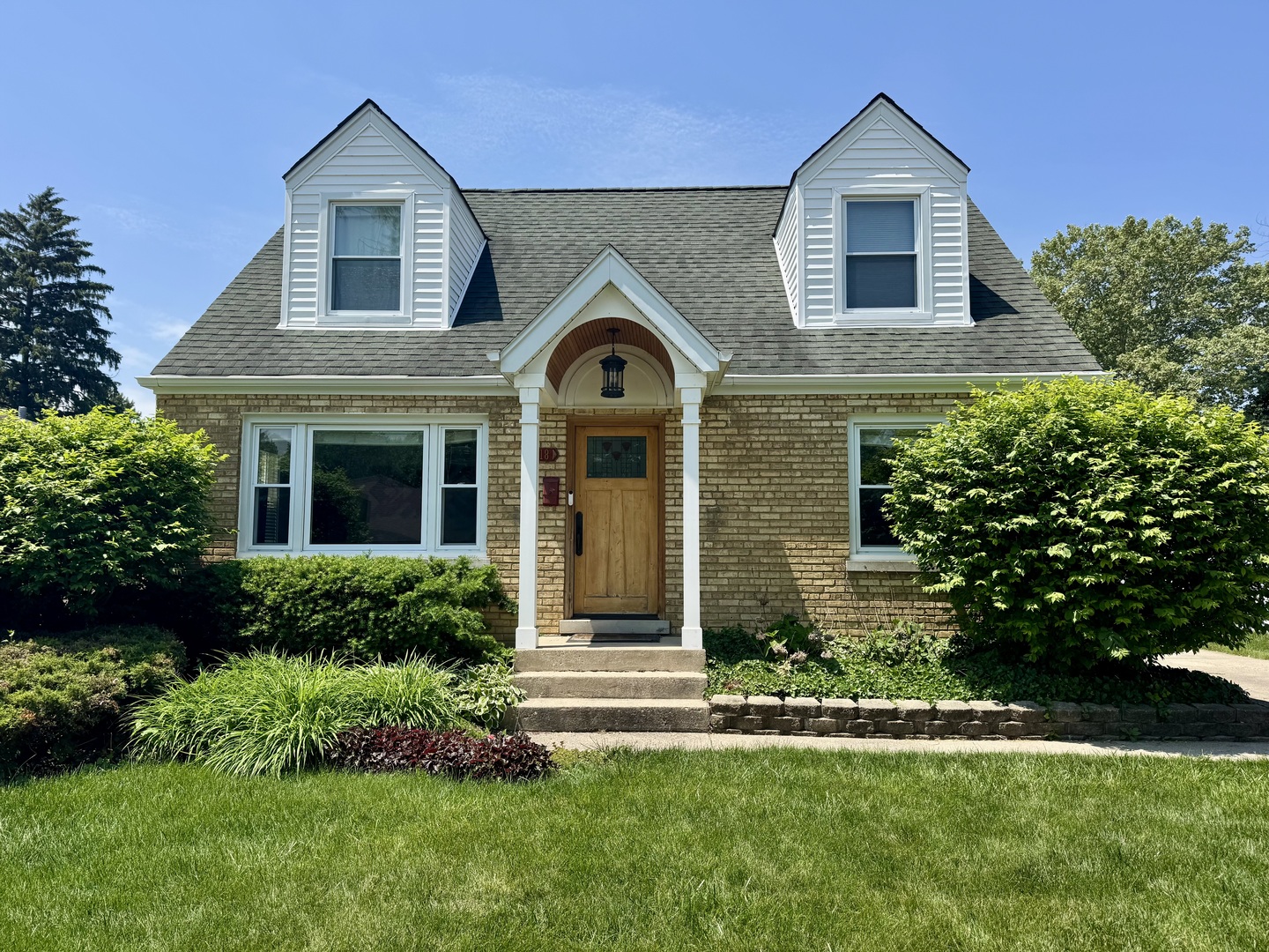218 N Eastwood Avenue, Mount Prospect, IL