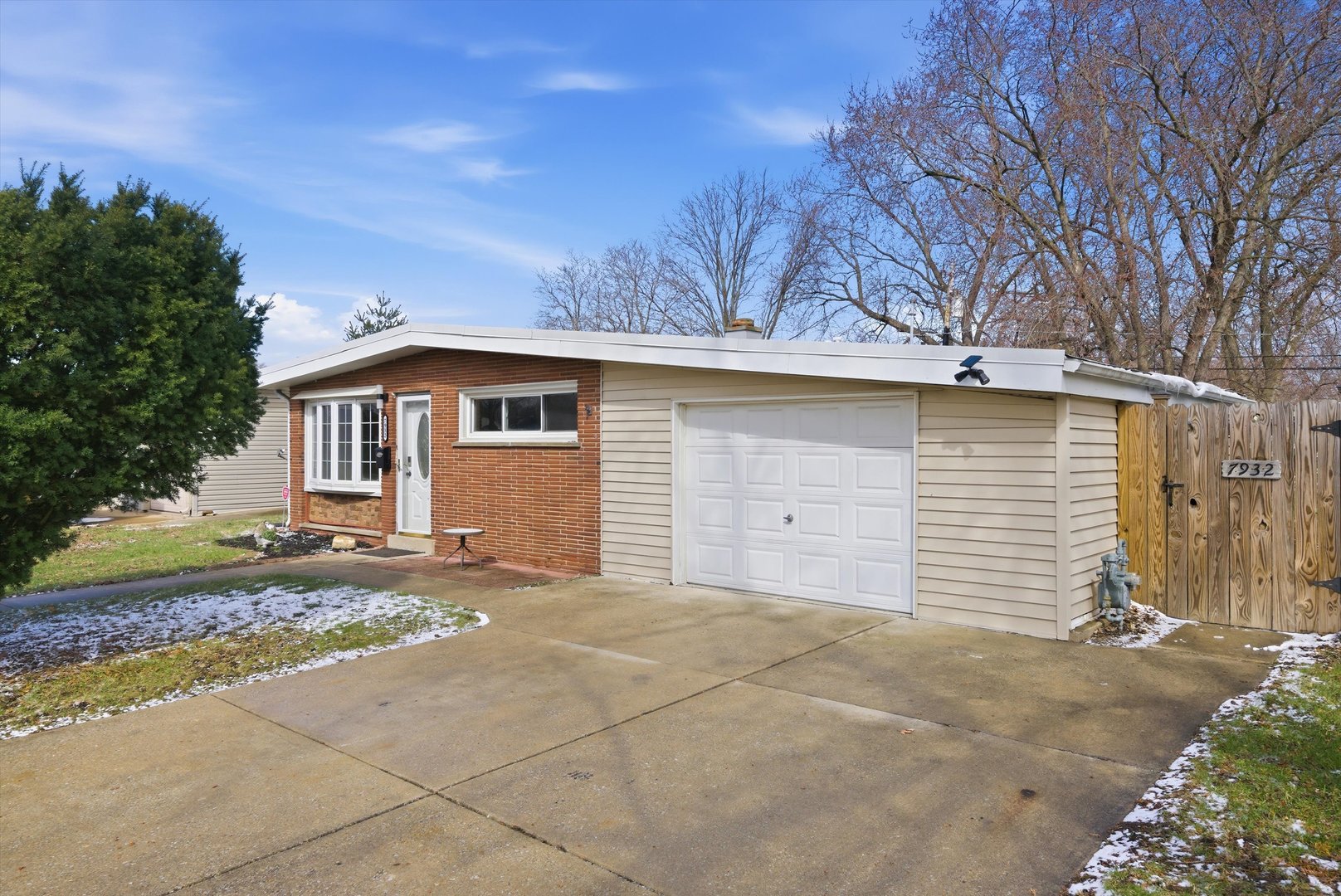7932 W 98th Place, Hickory Hills, IL