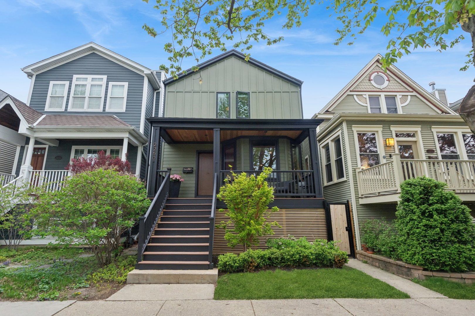 2250 W Berwyn Avenue, Chicago, IL